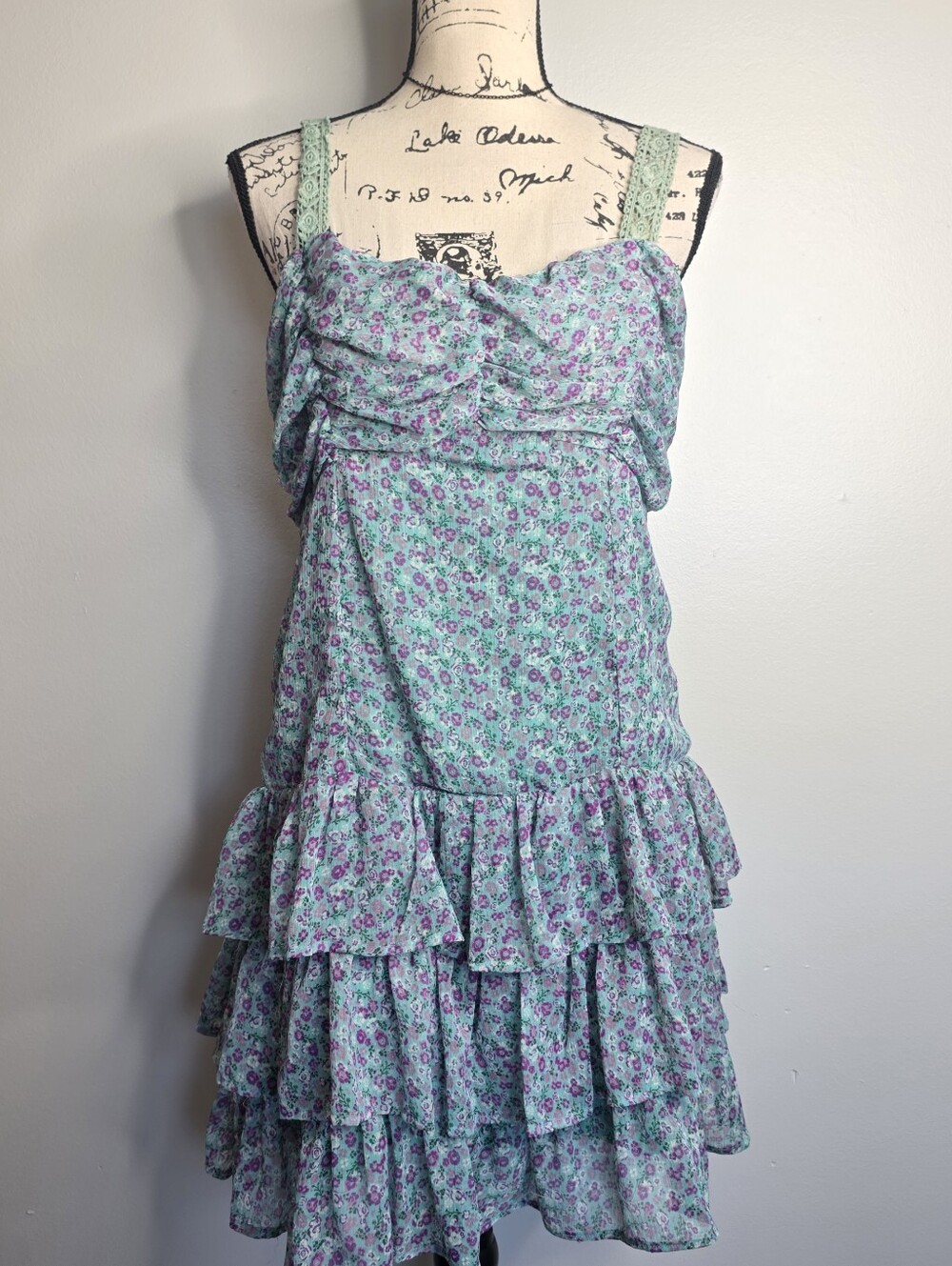 Ru Cowgirl Tiered Floral Ruffle Mini Dress in Mint Sz L Boho Western